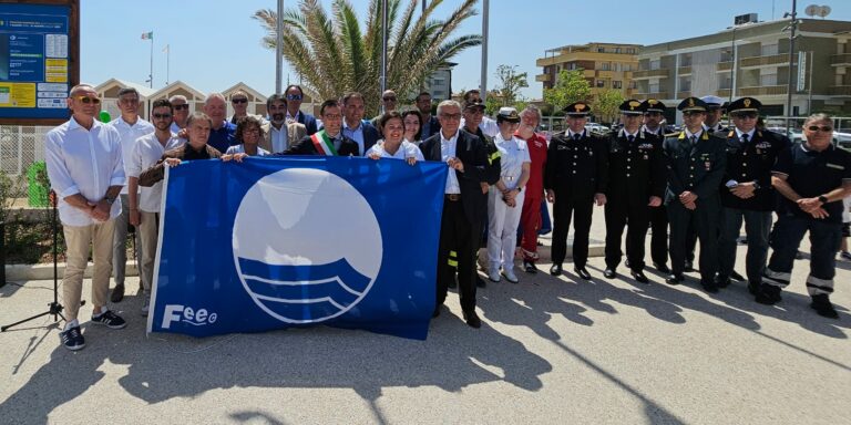A Largo Rastatt sventola alta la Bandiera blu 2025