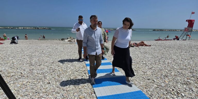 Sassonia, spiaggia libera accessibile anche ai disabili: “Pronta la passerella per chi ha difficoltà motorie”