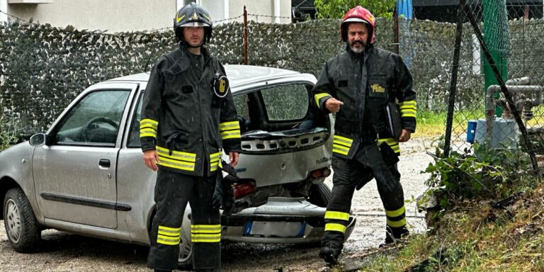 Pesaro, perde il controllo dell’auto e finisce contro il contatore del gas