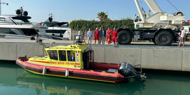 Pesaro, attivo il servizio di salvataggio nelle spiagge libere: sei postazioni presidiate e idroambulanza in mare