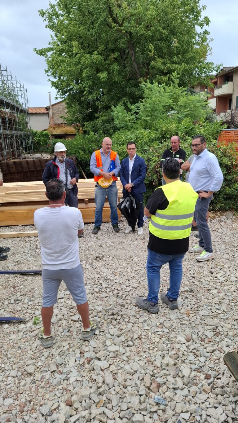 Sindaco e assessore Ilari in sopralluogo al Vallato: “Il nuovo nido Girasole è una priorità. Avanti tutta con il cantiere”