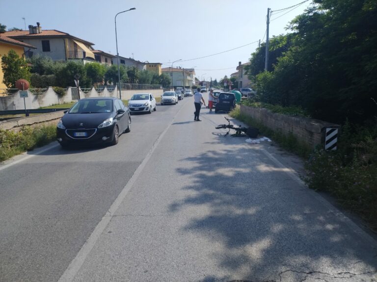 Fano: scontro con un’auto in sorpasso, ciclista in codice rosso