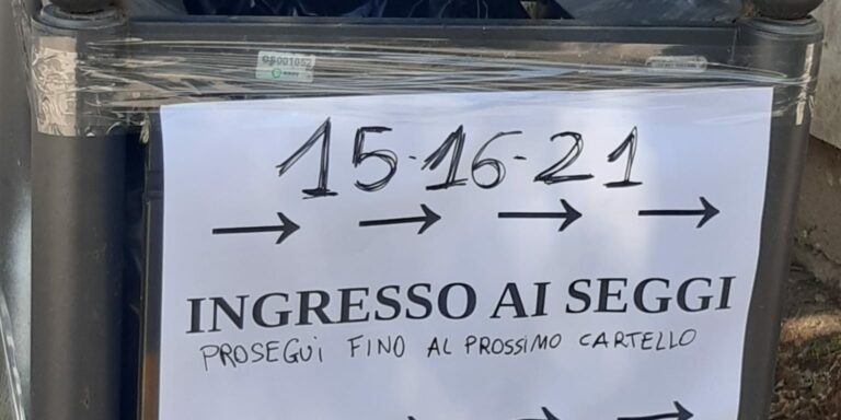 Fano, caos all’ingresso del liceo “Torelli”: cartelli fai-da-te per accedere ai seggi