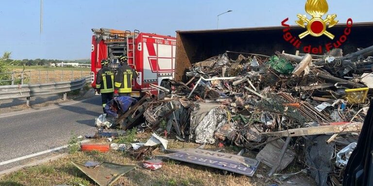 Fano, autoarticolato si ribalta in rotatoria: schiacciato un cofano, illesi madre e figlio