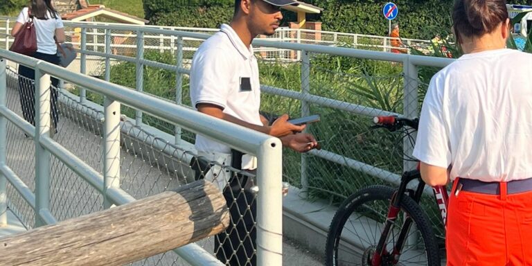 Scontro tra bici e pedone sul ponticello di Via Dirindella a Fano: entrambi al pronto soccorso