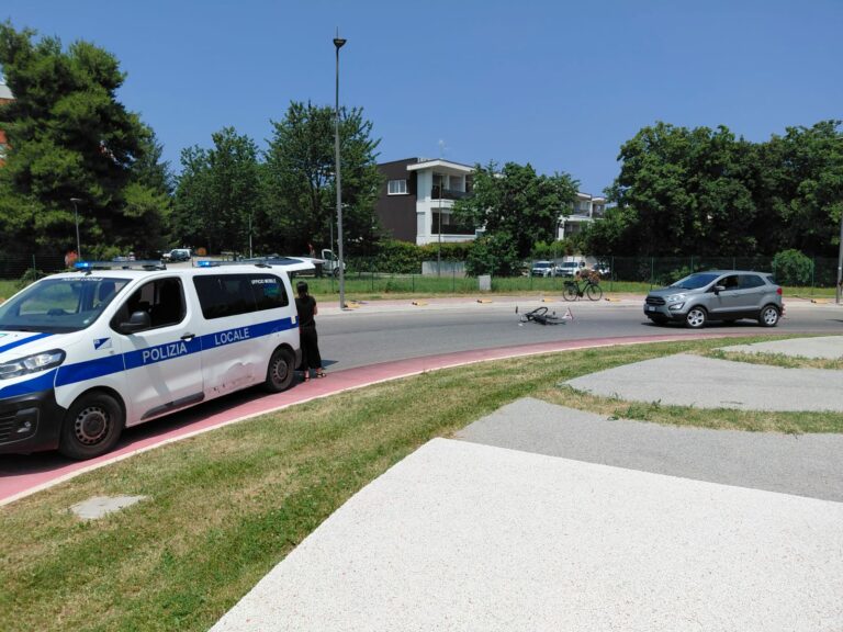 Fano, scontro auto-bici in rotatoria: ciclista al pronto soccorso