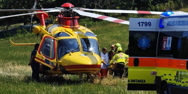 Pesaro, agricoltore 70enne travolto dal trattore: interviene l’elisoccorso (FOTO)