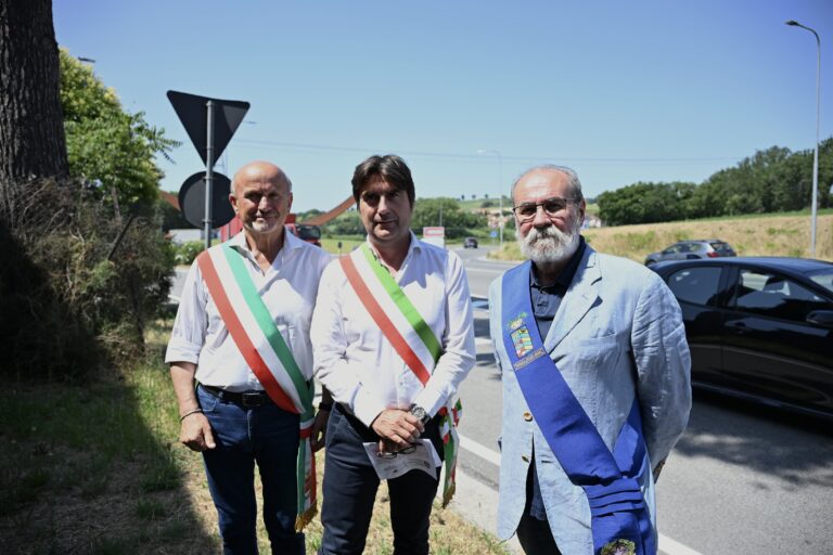 Opere compensative A14: Biancani, Paolini e Ucchielli tornano a protestare davanti al casello di Pesaro