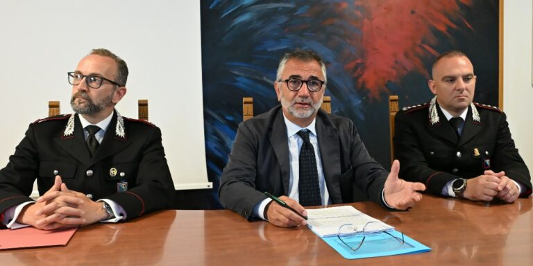 Incendio allo scatolificio a Pesaro: misure cautelari per quattro persone. Uno è ricercato