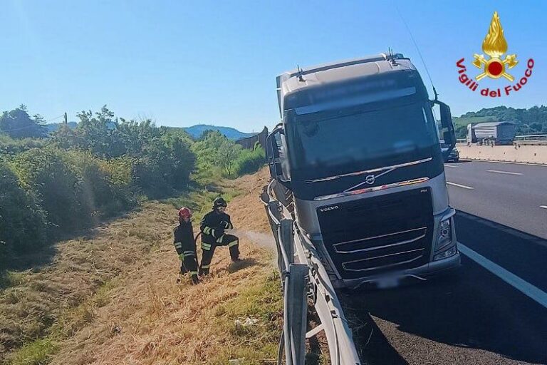 Camion contro il guardrail sull’A14 a Pesaro: principio d’incendio scongiurato grazie ai VVF
