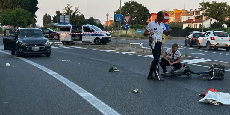 Scontro tra auto e bicicletta sulla Montelabbatese: ciclista trasportata in eliambulanza (FOTO)