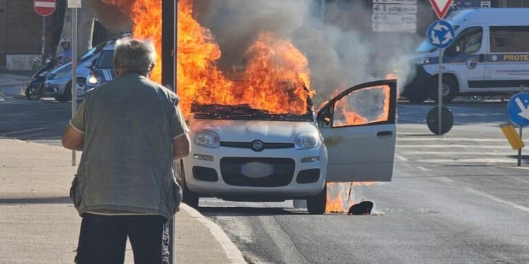Incendio davanti alla stazione di Fano: auto a metano in fiamme. Intervengono i VVF