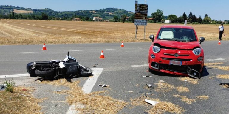 Scooter contro auto all’ingresso della superstrada: grave un 40enne fanese