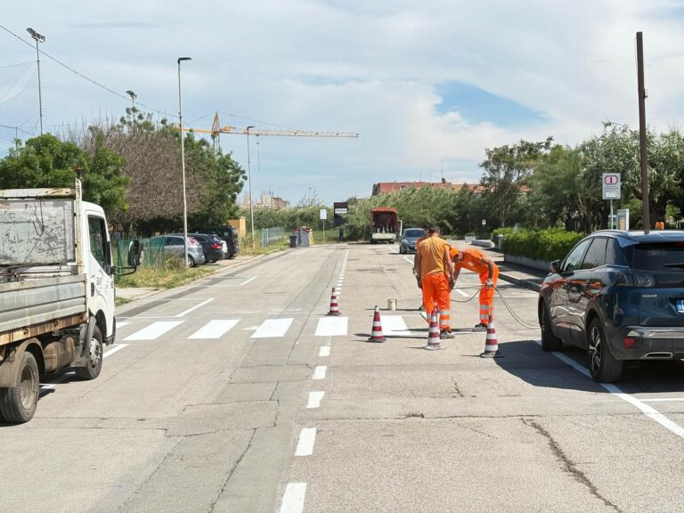 Decoro urbano, in corso il rifacimento della segnaletica lungo tutta la costa fanese