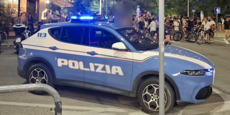 Pesaro: molestata sul lungomare tra i passanti. Fermato un uomo