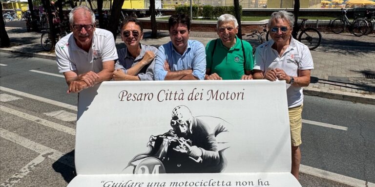 Pesaro – Viale Trieste: completato l’arredo estivo con due nuove panchine a tema