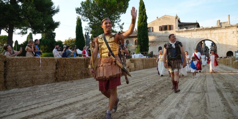 Fano ha celebrato in grande stile il gran finale de La Fano dei Cesari: la fazione della Volpe trionfa nella corsa delle bighe (FOTO)