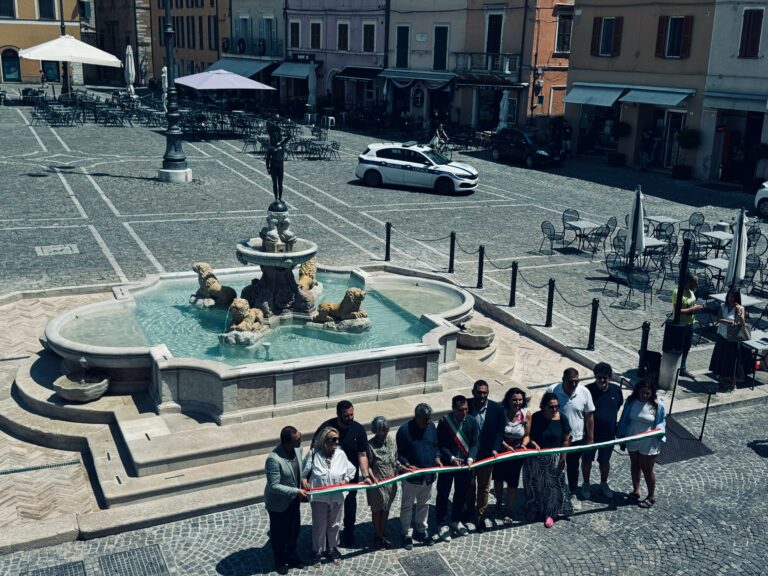 Taglio del nastro per la fontana restaurata in piazza XX Settembre