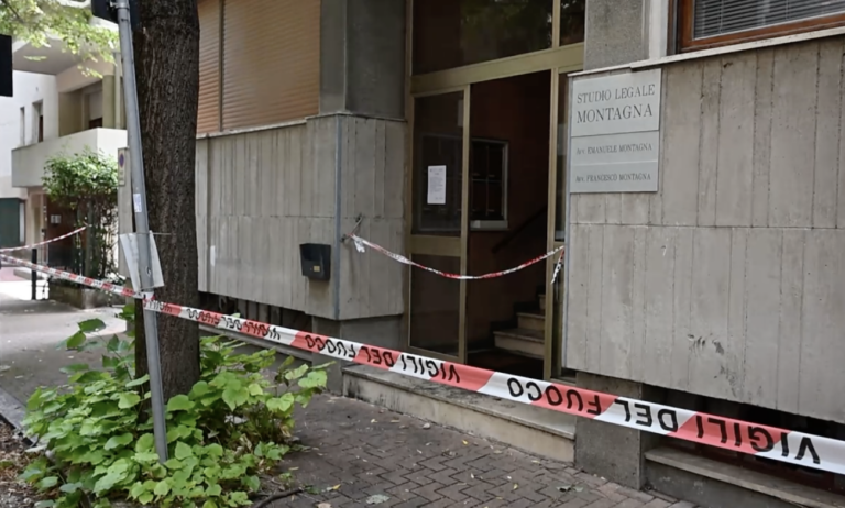 Pesaro – Incendio nel condominio di via Vanzolini, palazzo inagibile. Una residente: «Sembrava un film horror»
