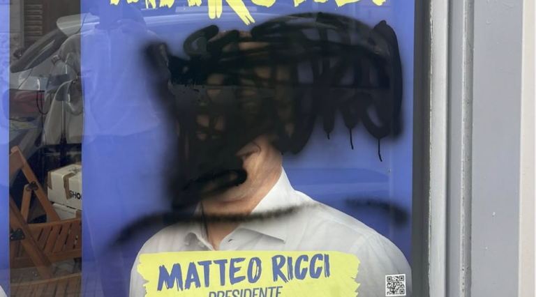 Ancona, vandalizzata la sede elettorale di Matteo Ricci. «L’odio seminato dalla destra dà i suoi frutti»