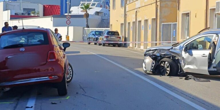 Pesaro, scontro tra due auto in ‘Strada Tra i Due Porti’: interviene l’elisoccorso (FOTO)