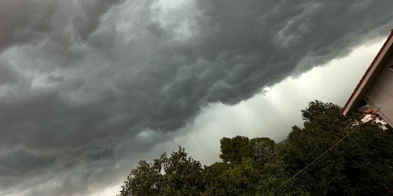 Bomba d’acqua e ‘nube a mensola’: disagi e ‘fuggi fuggi’ dalle spiagge nel pesarese (FOTO)