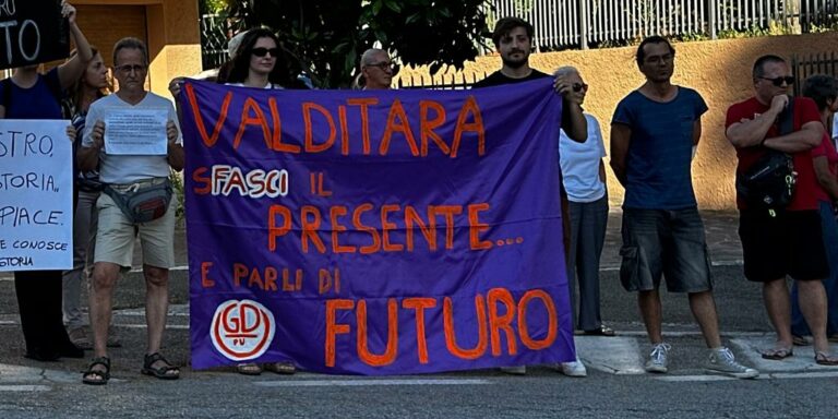 Pesaro – La protesta contro Valditara: «Noi contrari alla visione della scuola del merito promossa dal Ministro» (FOTO)