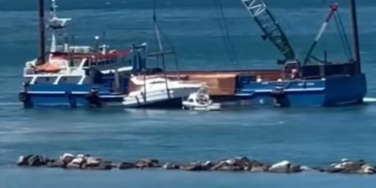 Yacht incagliato a Baia Flaminia, recuperato dopo ore di lavoro