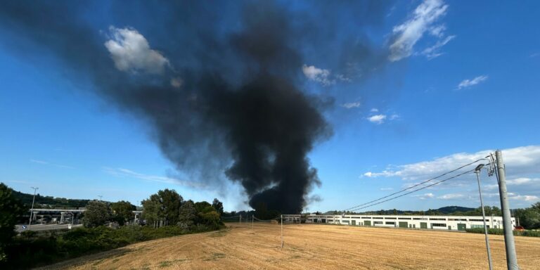 Pesaro, incendio alla Cartfer: denso fumo visibile per chilometri. Prime analisi: aria senza sostanze nocive