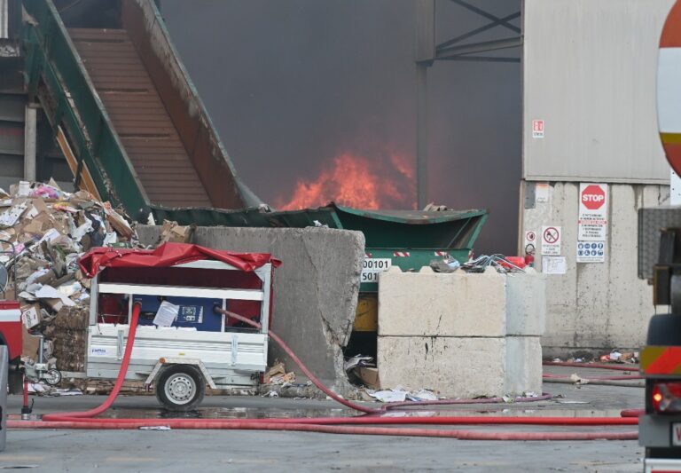 Incendio alla Cartfer: dieci ore di fiamme e paura a Pesaro. Attesa per i dati sulla ‘qualità dell’aria’