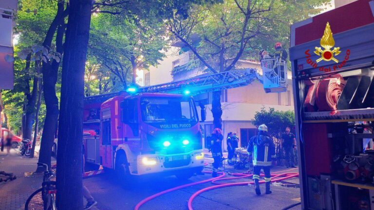 Incendio in garage a Pesaro: fumo invade il palazzo, residenti evacuati (FOTO E VIDEO)