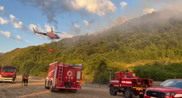 Incendio a Bellisio Solfare dopo il temporale: in azione elicottero e Canadair