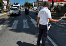 Auto si ferma per far attraversare un pedone: tamponata da una moto, ferito un 65enne