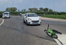 Scontro auto–bici alla rotatoria di Ponte Metauro: due feriti