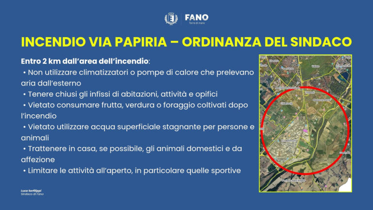 Incendio in via Papiria, ordinanza del sindaco: misure precauzionali entro 2 km
