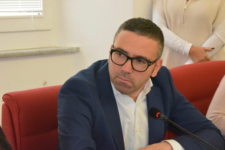 Inchiesta Sisma. Baiocchi (FDI): “Dal PD accuse gravissime e vergognose. Non consentiremo a nessuno di infangare Acquaroli e Fratelli d’Italia, agiremo nelle sedi opportune”