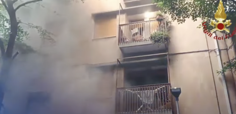 Incendio condominio di via Vanzolini a Pesaro: accessi consentiti ai residenti per recuperare effetti personali