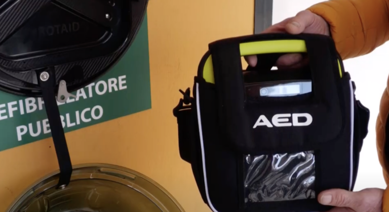 Monte Porzio – Cade per un arresto cardiaco al bar, salvato con il defibrillatore. Ora è in coma