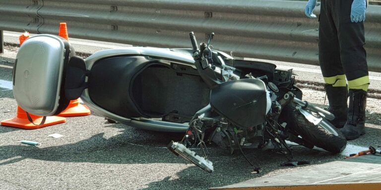 Fano – Incidente sulla SS73 bis di Bocca Trabaria: scooterista ferito e soccorso dall’eliambulanza (FOTO)