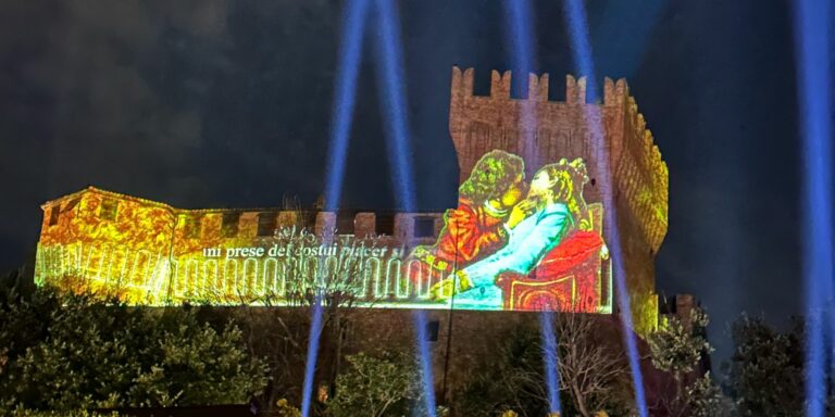 Il Castello di Gradara si trasforma nel “Faro delle Marche”: inaugurata la videoinstallazione permanente (FOTO E VIDEO)