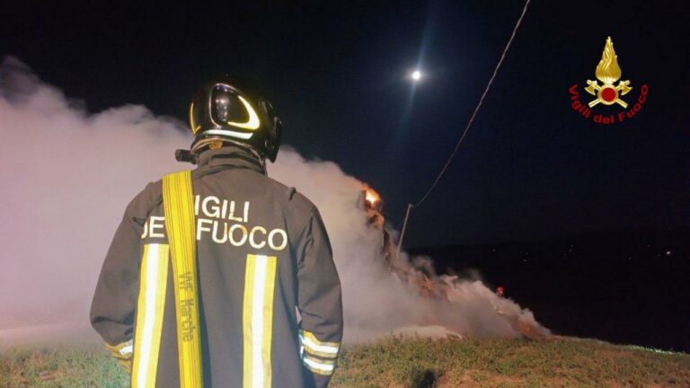 Montelabbate, incendio di balle di paglia a Osteria Nuova: Vigili del fuoco al lavoro dalla notte