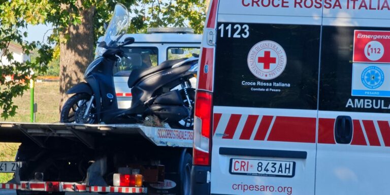 Pesaro, scontro tra scooter e camion: 53enne ferita e trasportata in eliambulanza