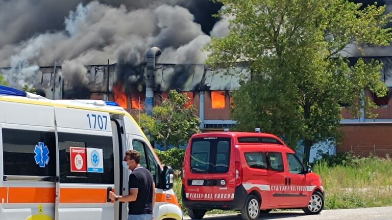 Incendio alla Carbon Line di Fano: fumo visibile a chilometri. Vigili del Fuoco al lavoro per spegnere il rogo (FOTO E VIDEO)