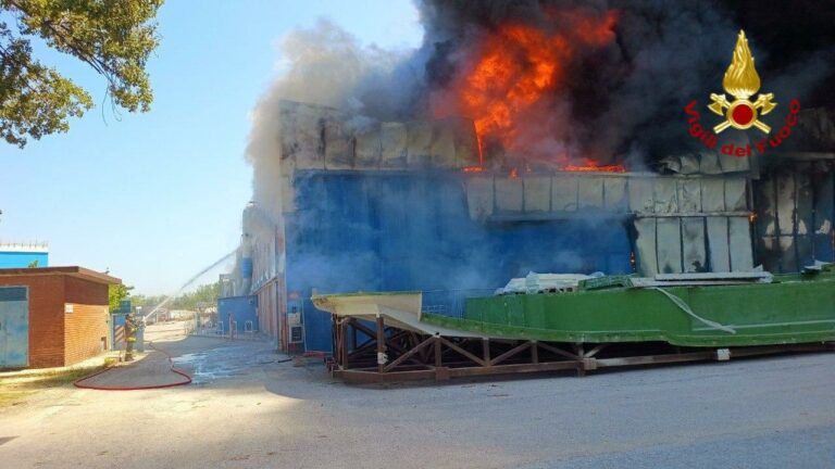 Incendio a Bellocchi di Fano, via libera all’apertura delle finestre e all’utilizzo dei condizionatori