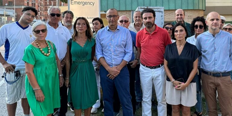 Ricci: «La salute non va in vacanza». Sit-in di protesta al Pronto Soccorso di Urbino (VIDEO)