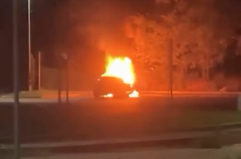 Pesaro, auto in fiamme nel parcheggio del cimitero San Decenzio