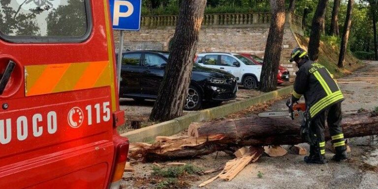 Maltempo a Pesaro: Vigili del fuoco al lavoro senza sosta. Attivata la ‘sala crisi’ per le richieste d’aiuto (FOTO)