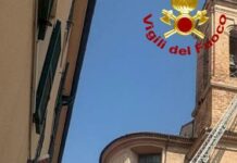 Senigallia, paura al Duomo: crollano parti dal campanile, Vigili del Fuoco in azione