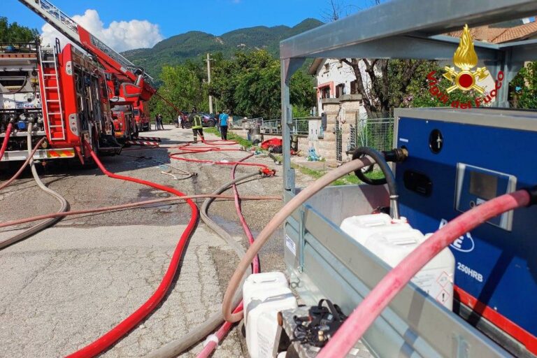 Incendio a pannelli fotovoltaici ad Acqualagna: intervento ancora in corso