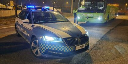 Auto della Polizia Stradale ferma un autobus FlixBus per controlli notturni sull’autostrada A14 a Fano.